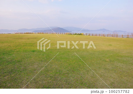 香川県さぬき市　大串自然公園から小豆島を望む 100257782