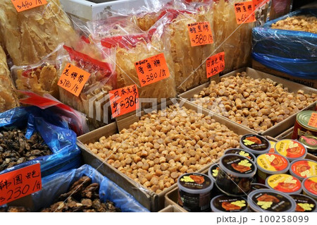香港・徳輔道西の干し貝柱、塩干し魚などを売る店。何の料理に使うのか分からないものもある 香港・徳輔道西の干し貝柱、塩干し魚などを売る店。何の料理に使うのか分からないものもある 100258099