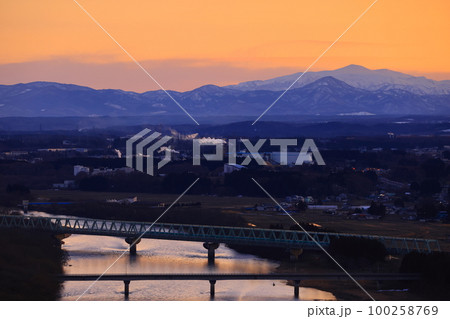 岩手県北上市　夕焼けの北上市街地 100258769