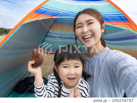 テントで自撮りする家族（キャンプ・ピクニック） 100258797