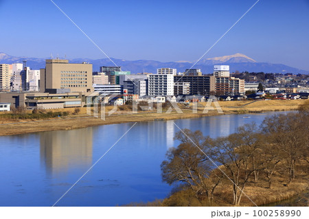 岩手県北上市　青空と北上川の風景 100258990