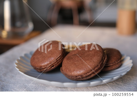 マカロン作りに挑戦。チョコレート味。けっこう甘めになりましたが、美味しくできました！ 100259554