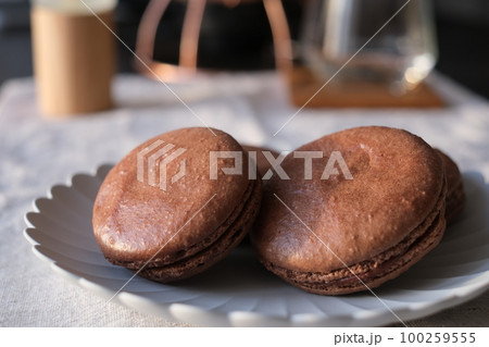マカロン作りに挑戦。チョコレート味。けっこう甘めになりましたが、美味しくできました！ 100259555
