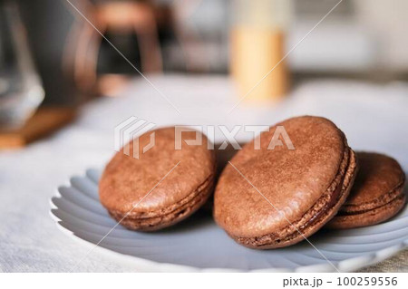 マカロン作りに挑戦。チョコレート味。けっこう甘めになりましたが、美味しくできました！ 100259556