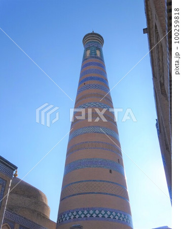 【ウズベキスタン】イスラーム・ホジャ・ミナレットと青空（イチャン・カラ　ヒヴァ） 100259818