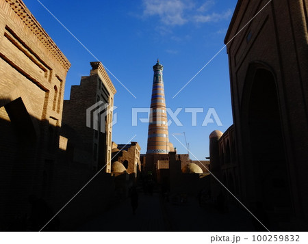 【ウズベキスタン】イスラーム・ホジャ・ミナレットと青空（イチャン・カラ　ヒヴァ） 100259832