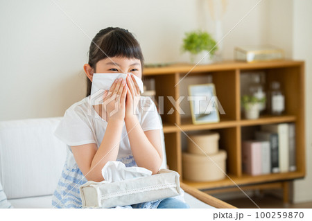 花粉症の小学生の女の子 花粉症の小学生の女の子 100259870