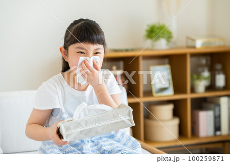 花粉症の小学生の女の子 花粉症の小学生の女の子 100259871