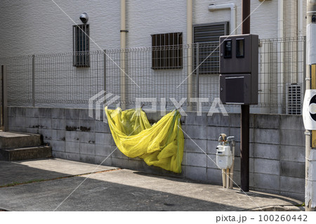 住宅地のゴミ回収用の黄色い網 住宅地のゴミ回収用の黄色い網 100260442