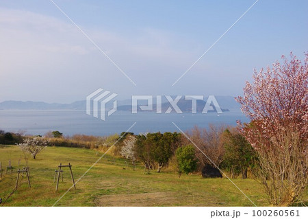 香川県さぬき市　大串自然公園から小豆島を望む 100260561