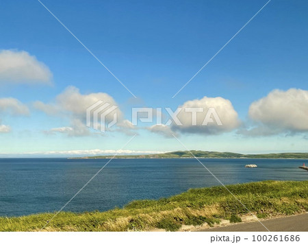 礼文島の青い空と白い雲 100261686