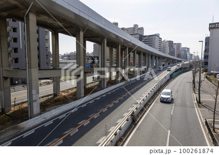 新御堂の道路の上の北大阪急行電鉄の高架線 100261874