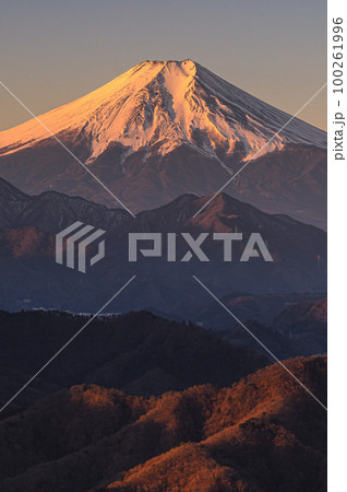 （山梨県）夜明けの紅富士と山並み・百蔵山展望 100261996