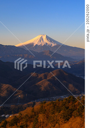 (山梨県)夜明けの紅富士と山並み・百蔵山展望 (山梨県)夜明けの紅富士と山並み・百蔵山展望 100262000
