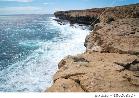 オーストラリア最西端の荒々しい海 100263527
