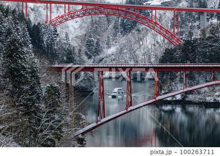 【富山県】雪の絶景『庄川峡』と遊覧船 【富山県】雪の絶景『庄川峡』と遊覧船 100263711
