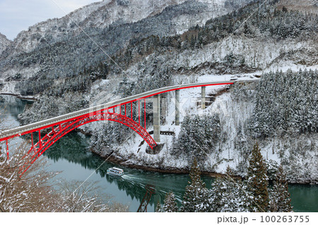 【富山県】雪の絶景『庄川峡』と遊覧船 【富山県】雪の絶景『庄川峡』と遊覧船 100263755