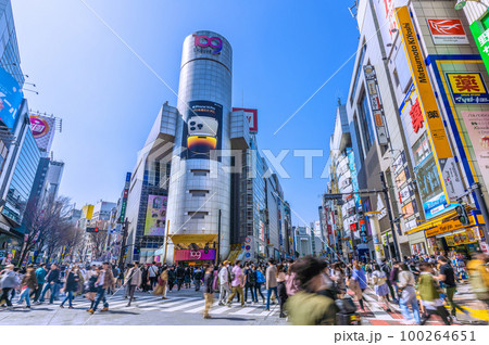 日本の東京都市景観 3.11…。呪縛解放なるか…マスク着用は個人判断13日。渋谷は脅威の人流＝11日 100264651