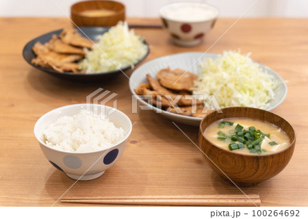 夕食に食べる豚肉のしょうが焼き定食 100264692