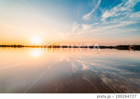 印旛沼の朝焼け 印旛沼の朝焼け 100264727