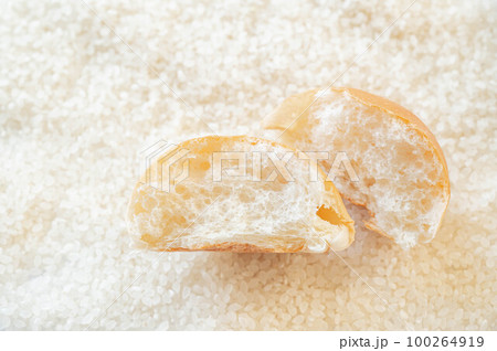 半分に割った米粉パン 半分に割った米粉パン 100264919