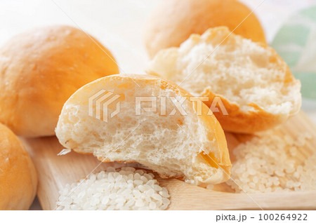 半分に割った米粉パン 半分に割った米粉パン 100264922
