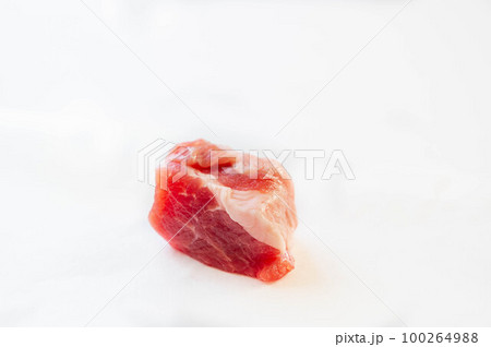 白い背景の豚角切り肉 100264988