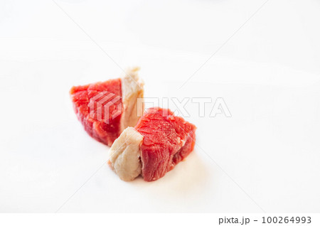 白い背景の牛角切り肉 白い背景の牛角切り肉 100264993