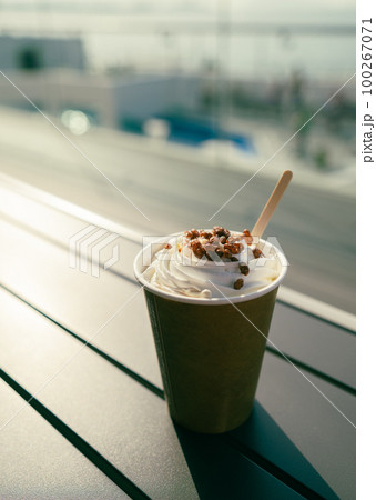 【カフェ】白色の生クリームが乗ったコーヒー カフェラテ 【カフェ】白色の生クリームが乗ったコーヒー カフェラテ 100267071