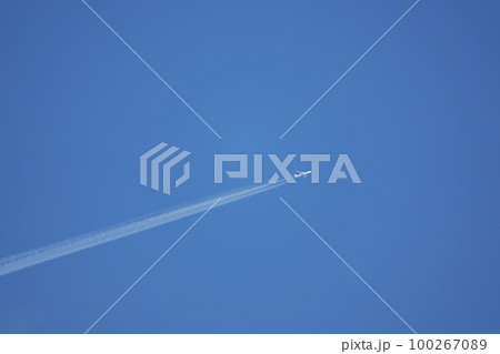 雲間を飛行するジェット機と飛行機雲・望遠・210721PM 雲間を飛行するジェット機と飛行機雲・望遠・210721PM 100267089