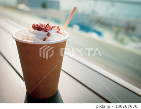 【カフェ】白色の生クリームが乗ったコーヒー　カフェラテ 100267630