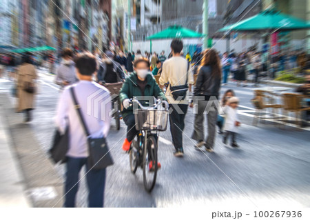 日本の東京都市景観 ホコ天を疾走する自転車。3.11の銀座。歩行者天国には多くの人出…＝3月11日 100267936