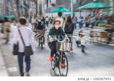 日本の東京都市景観 ホコ天を疾走する自転車。3.11の銀座。歩行者天国には多くの人出…＝3月11日 100267941