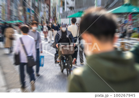 日本の東京都市景観 ホコ天を疾走する自転車。3.11の銀座。歩行者天国には多くの人出…＝3月11日 100267945