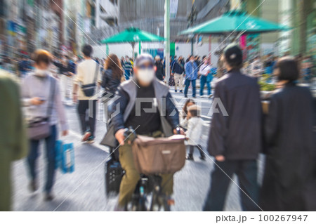 日本の東京都市景観 ホコ天を疾走する自転車。3.11の銀座。歩行者天国には多くの人出…=3月11日 日本の東京都市景観 ホコ天を疾走する自転車。3.11の銀座。歩行者天国には多くの人出…=3月11日 100267947