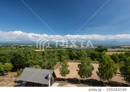 北海道美瑛町の夏の風景 100268190