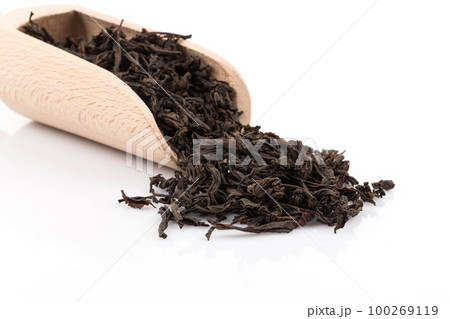 Black tea in a scoop 100269119