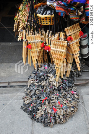 ボリビア、ラパス、サガルナガ通、民族楽器サンポーニャ、民族楽器チャクチャ（羊の爪） 100269816