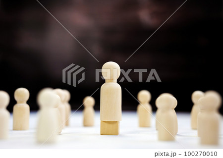 Team leader mockup, copy space. Leadership, winning, boss. Winner and defeated. Wooden figure on cube,leading a business team group of people concept 100270010
