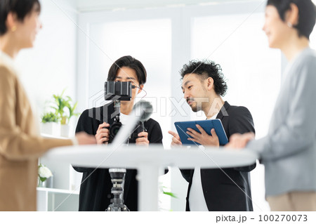 動画クリエイターに指示を出すディレクター 動画クリエイターに指示を出すディレクター 100270073