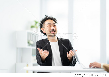 インタビューを受ける40代経営者 100270074