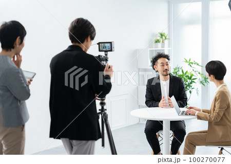 動画クリエイターに指示を出すディレクター 動画クリエイターに指示を出すディレクター 100270077