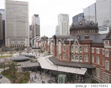 人で溢れる東京駅 人で溢れる東京駅 100270942