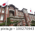 日本国旗と東京駅 100270943