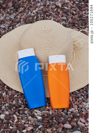 Templates of tubes of sunscreen lotion or sunblock cream and hat. Spf uv-protect cosmetic products. Templates of tubes of sunscreen lotion or sunblock cream and hat. Spf uv-protect cosmetic products. 100271694