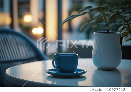 夕暮れ時のカフェのテラス席 夕暮れ時のカフェのテラス席 100272124
