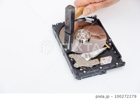 【HDDをハンマーで破壊する女性】 100272279