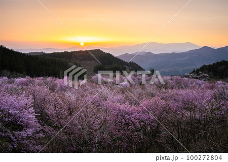 福島県　桜峠の夕焼け 100272804