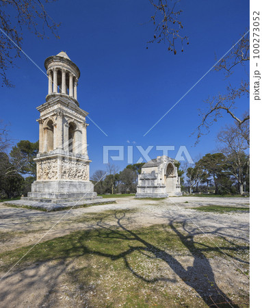 Mausoleum of Glanum, Glanum archaeological site near Saint-Remy-de-Provence, Provence, France Mausoleum of Glanum, Glanum archaeological site near Saint-Remy-de-Provence, Provence, France 100273052