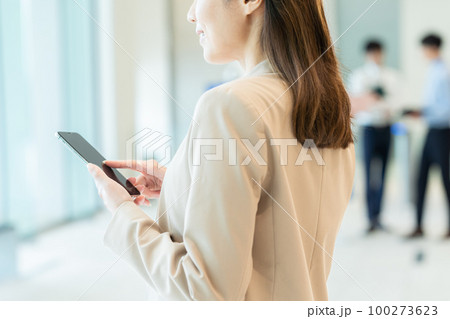 スマホを持つビジネスウーマン　撮影協力「LINK FOREST」 100273623